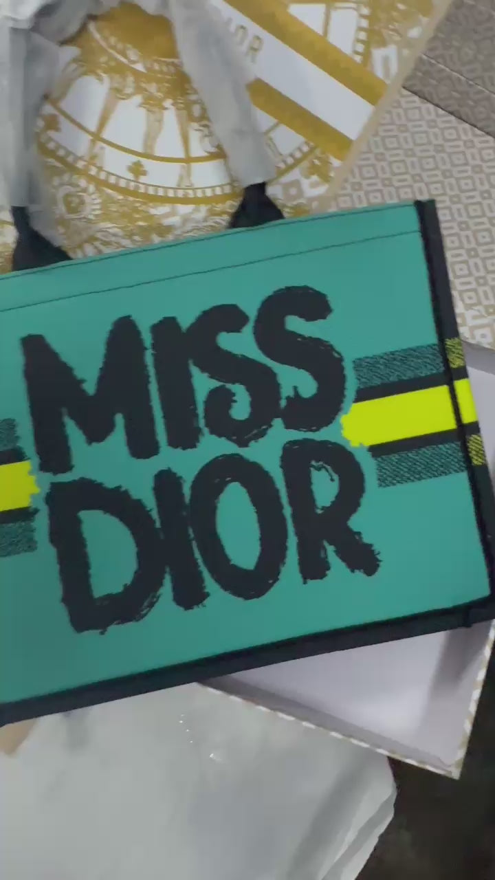 CD signature book tote