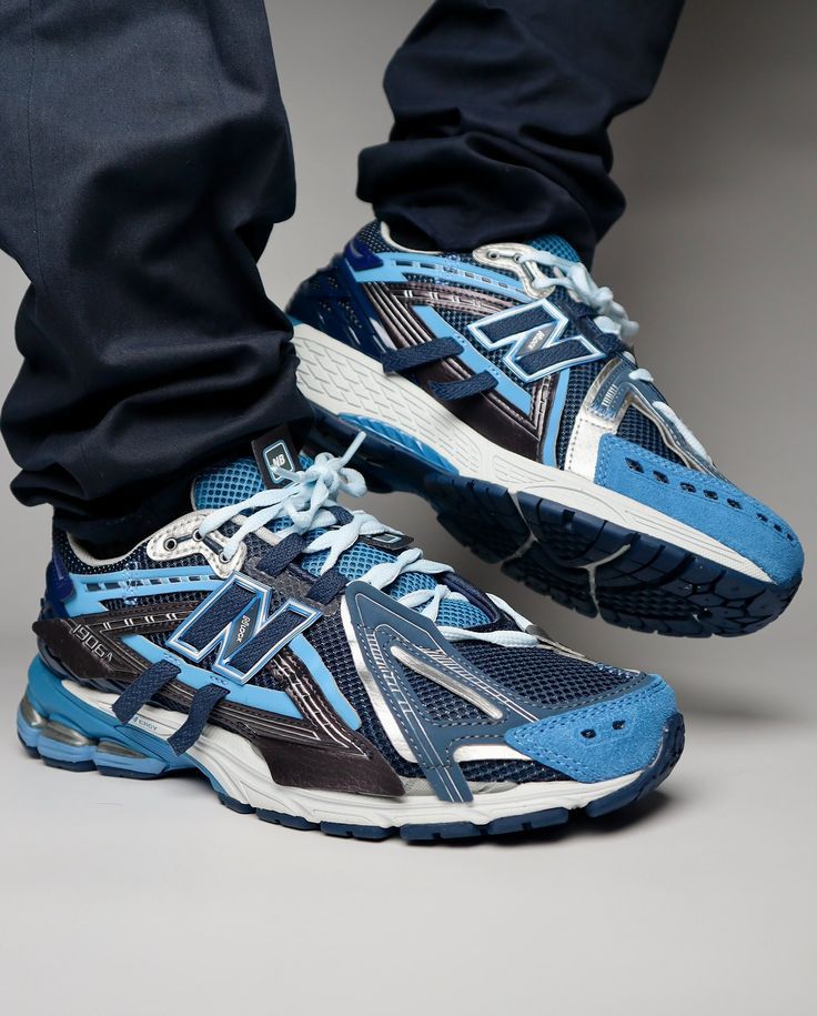 NEW BALANCE SNEAKERS