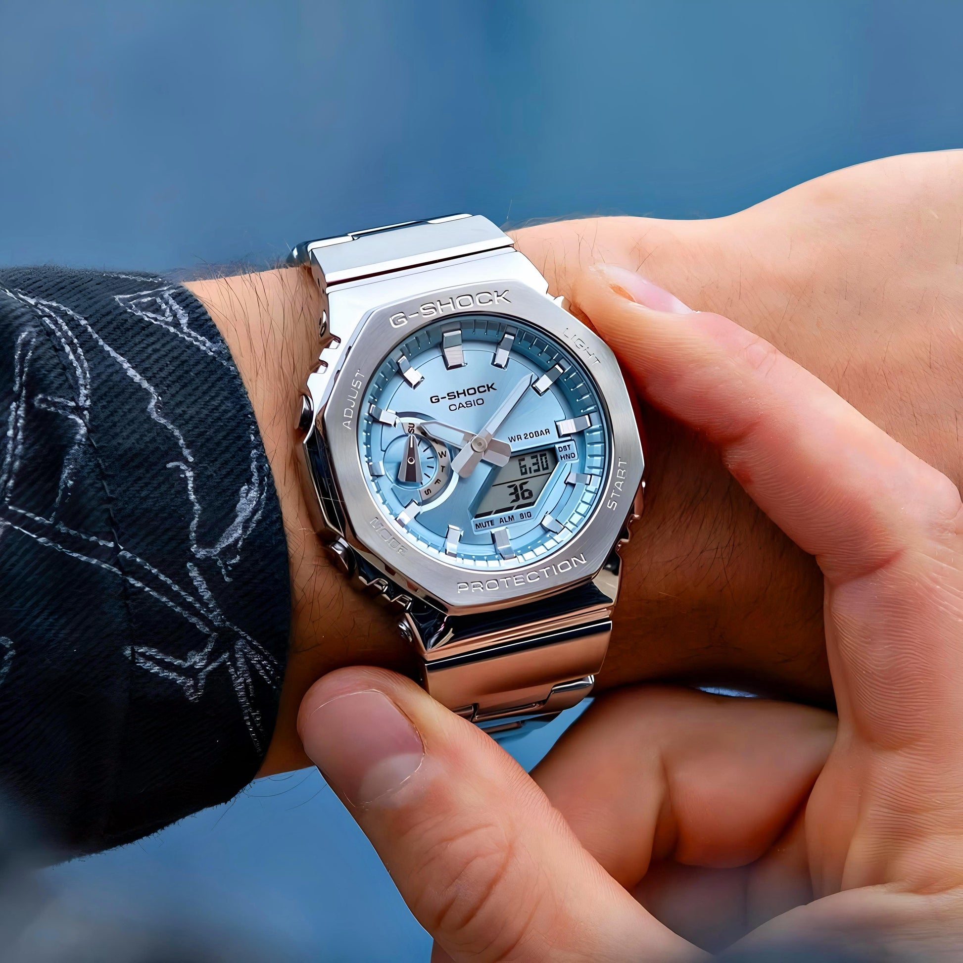 Premium quality watch with silver metal body and bracelet