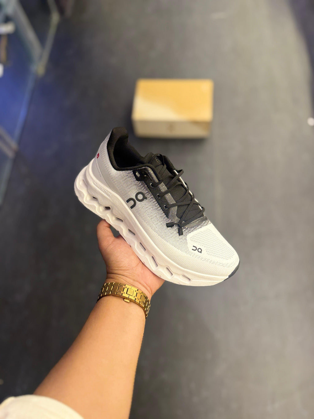 Running cloudtilt black white