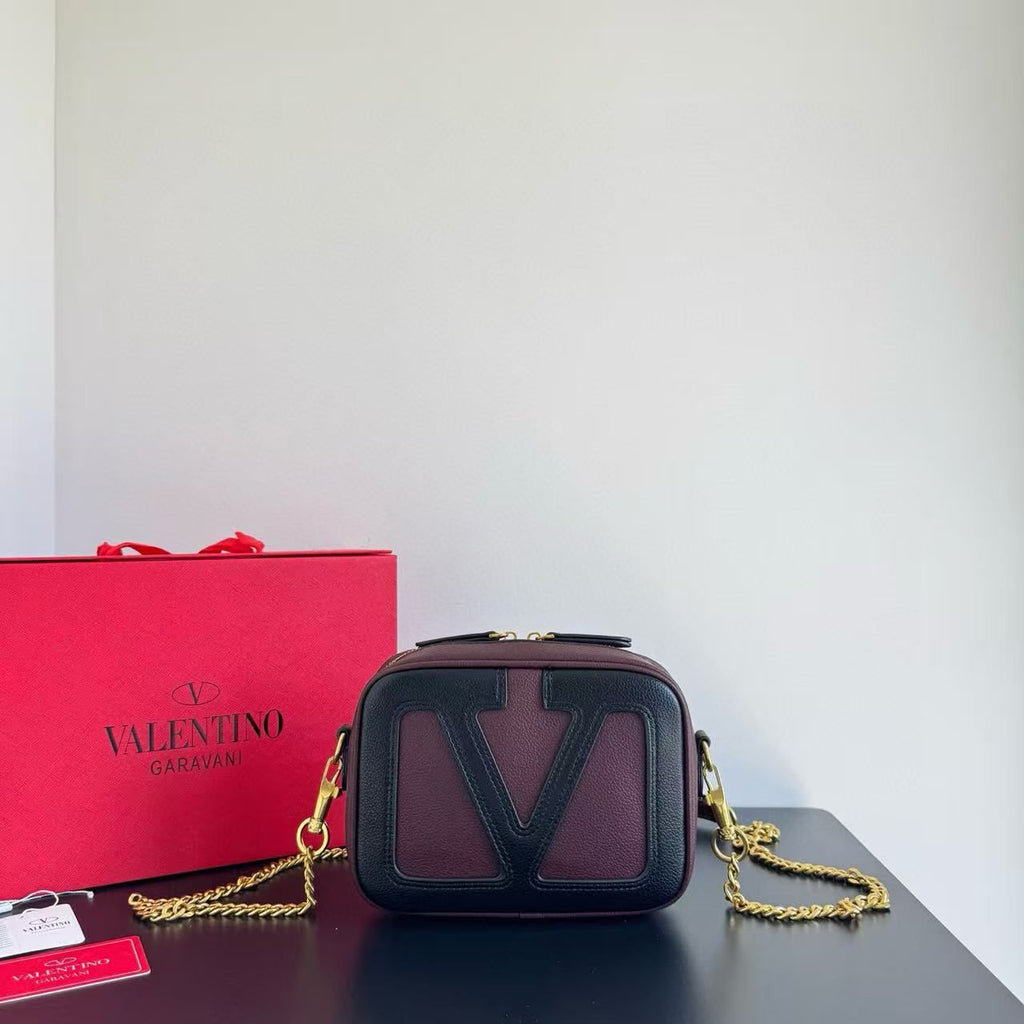 Viva superstar v logo sling bag