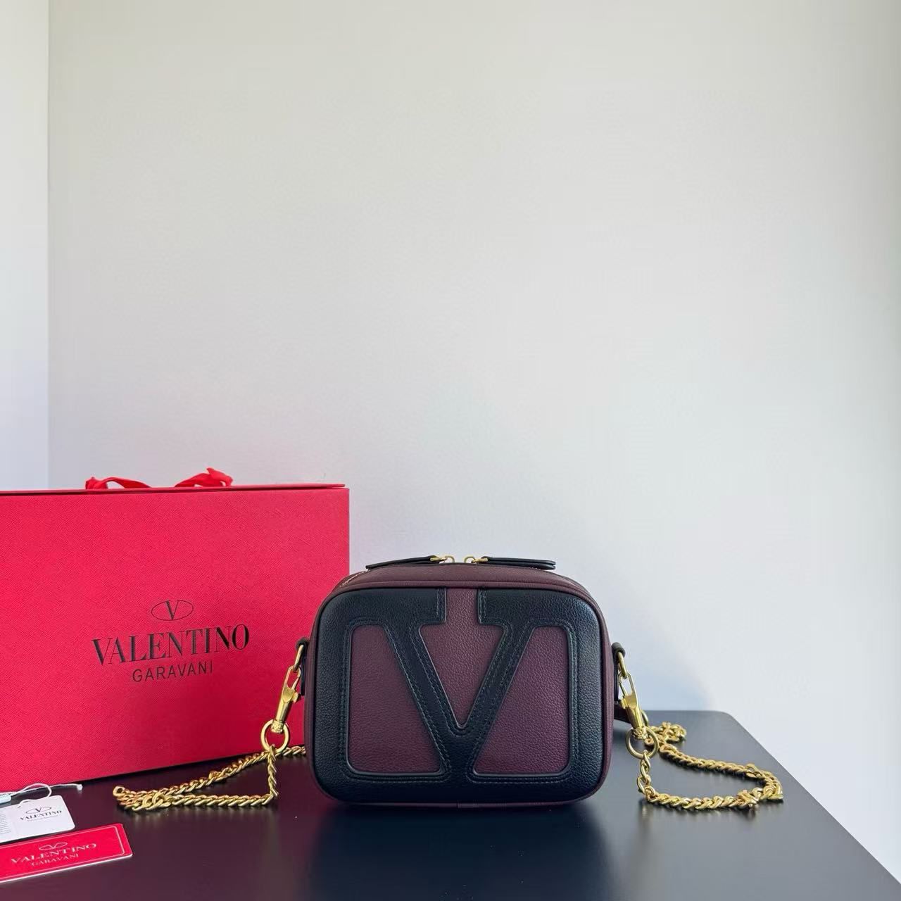 Viva superstar v logo sling bag
