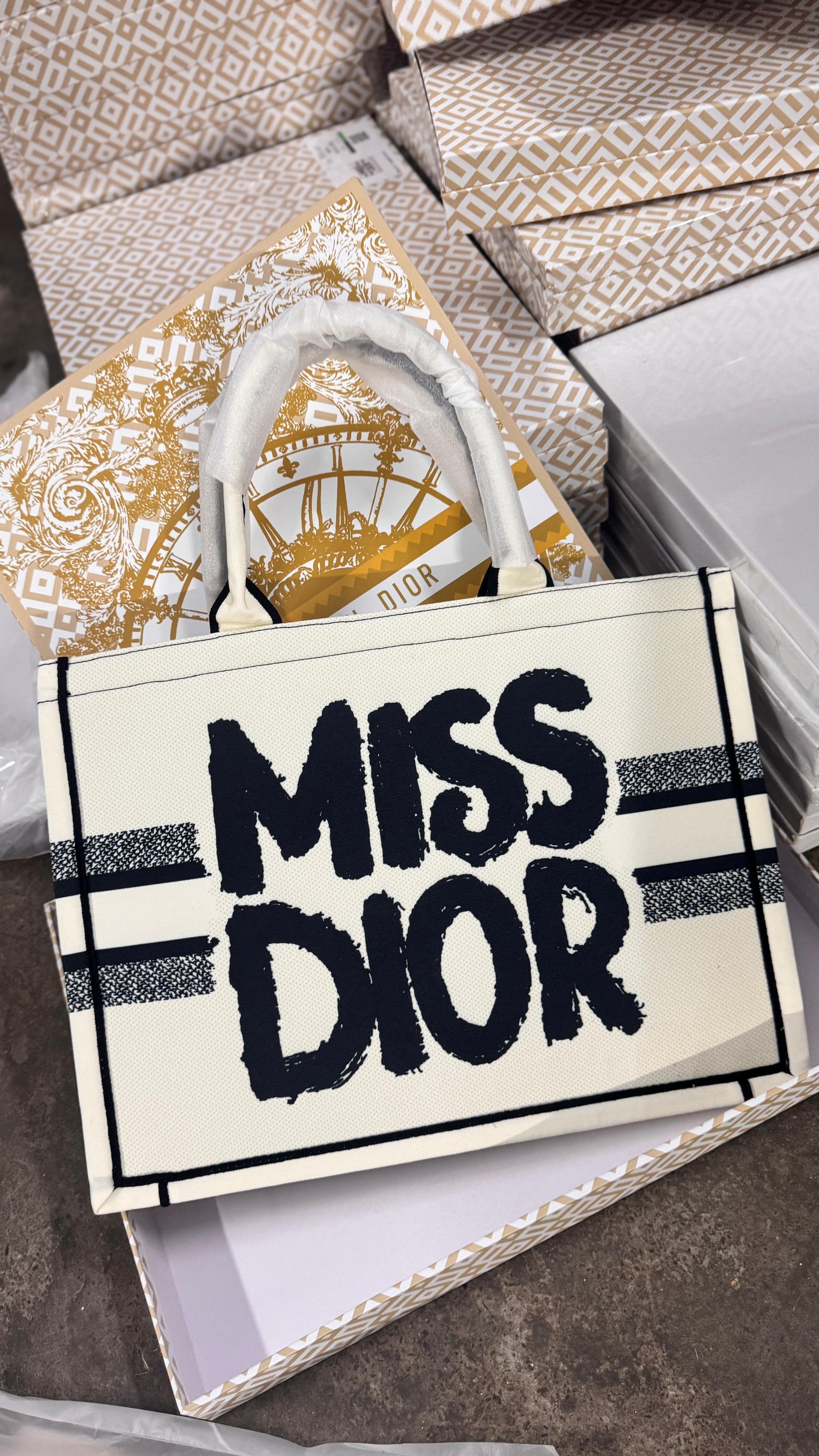 CD signature book tote