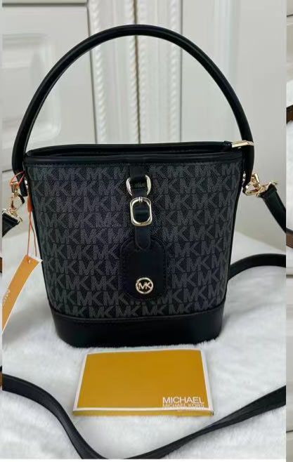 MICHAEL KORS BUCKET