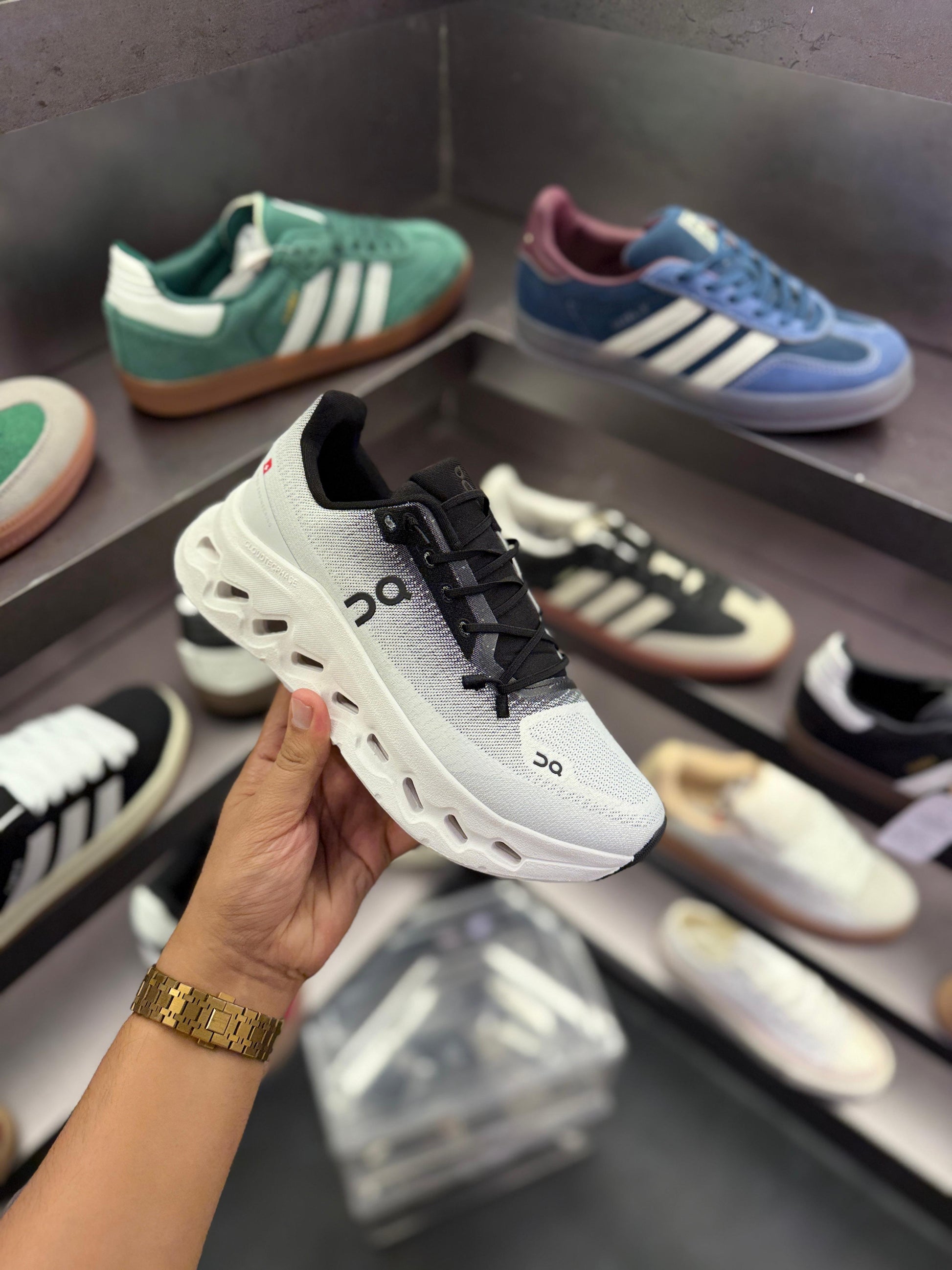 Running cloudtilt black white