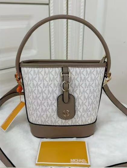 MICHAEL KORS BUCKET