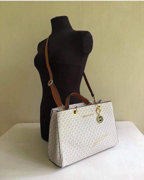 LAILA SIGNATURE TOTE BAG