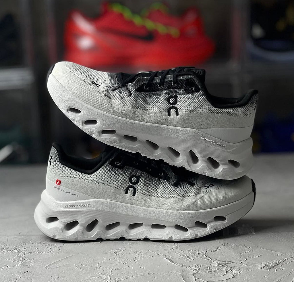 Running cloudtilt black white