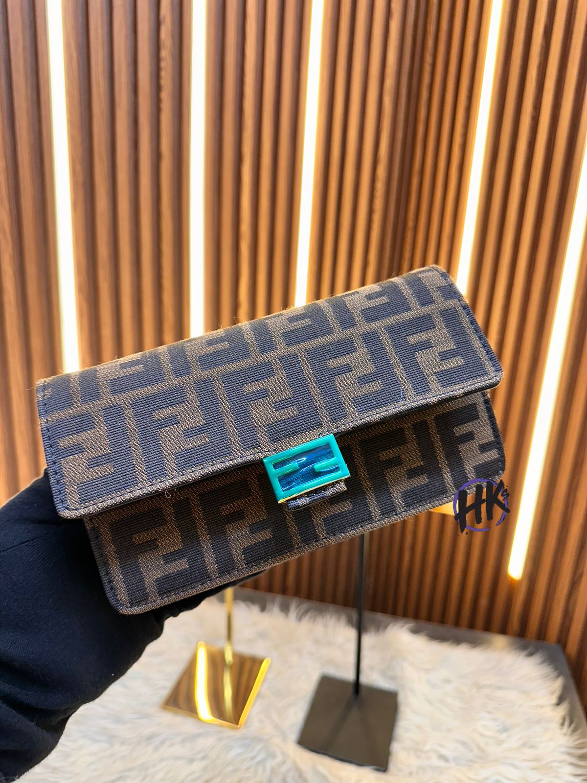 Wallet on chain baguette bag