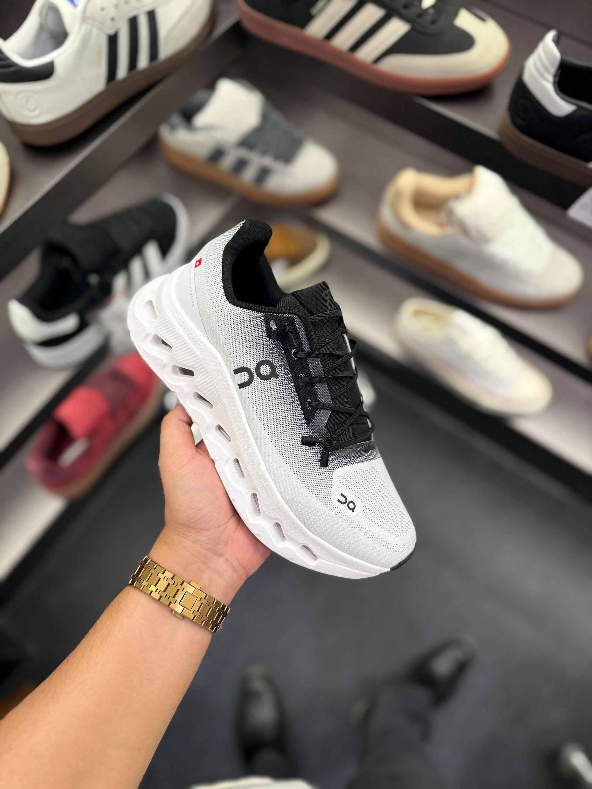 Running cloudtilt black white