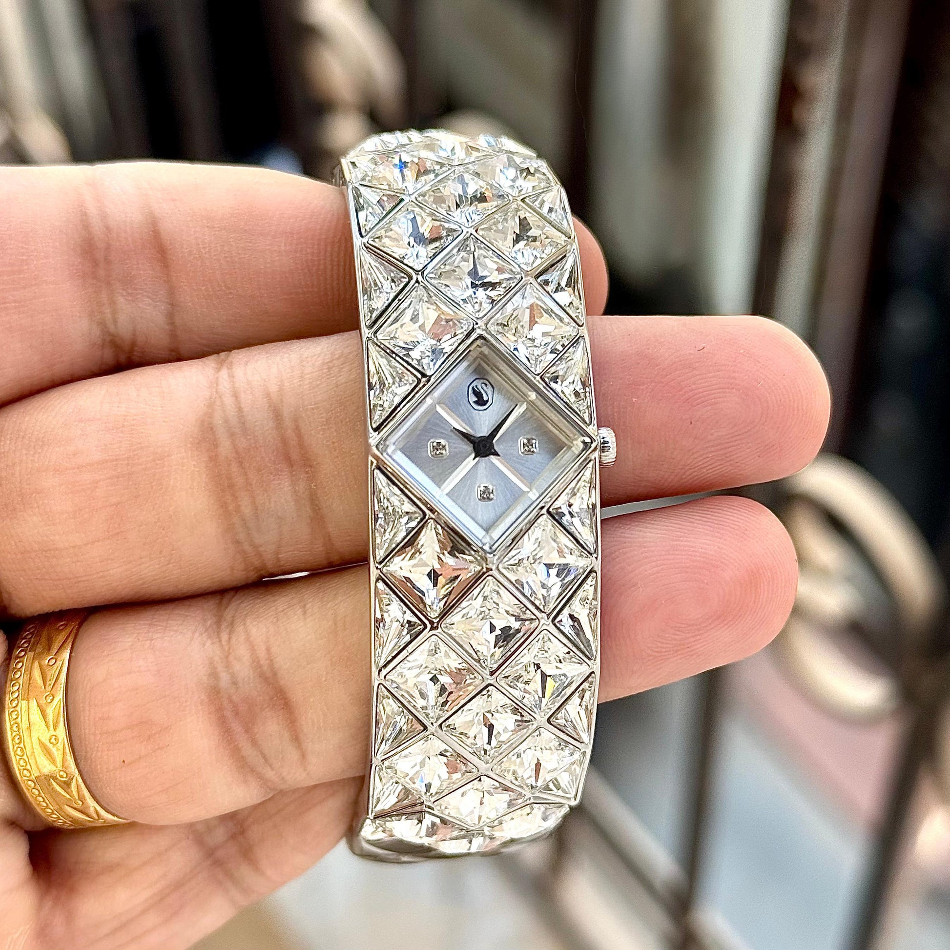 CURIOSA CRYSTAL BANGLE