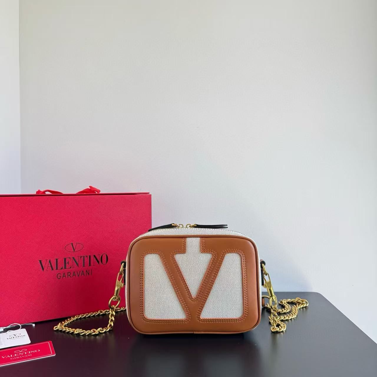 Viva superstar v logo sling bag