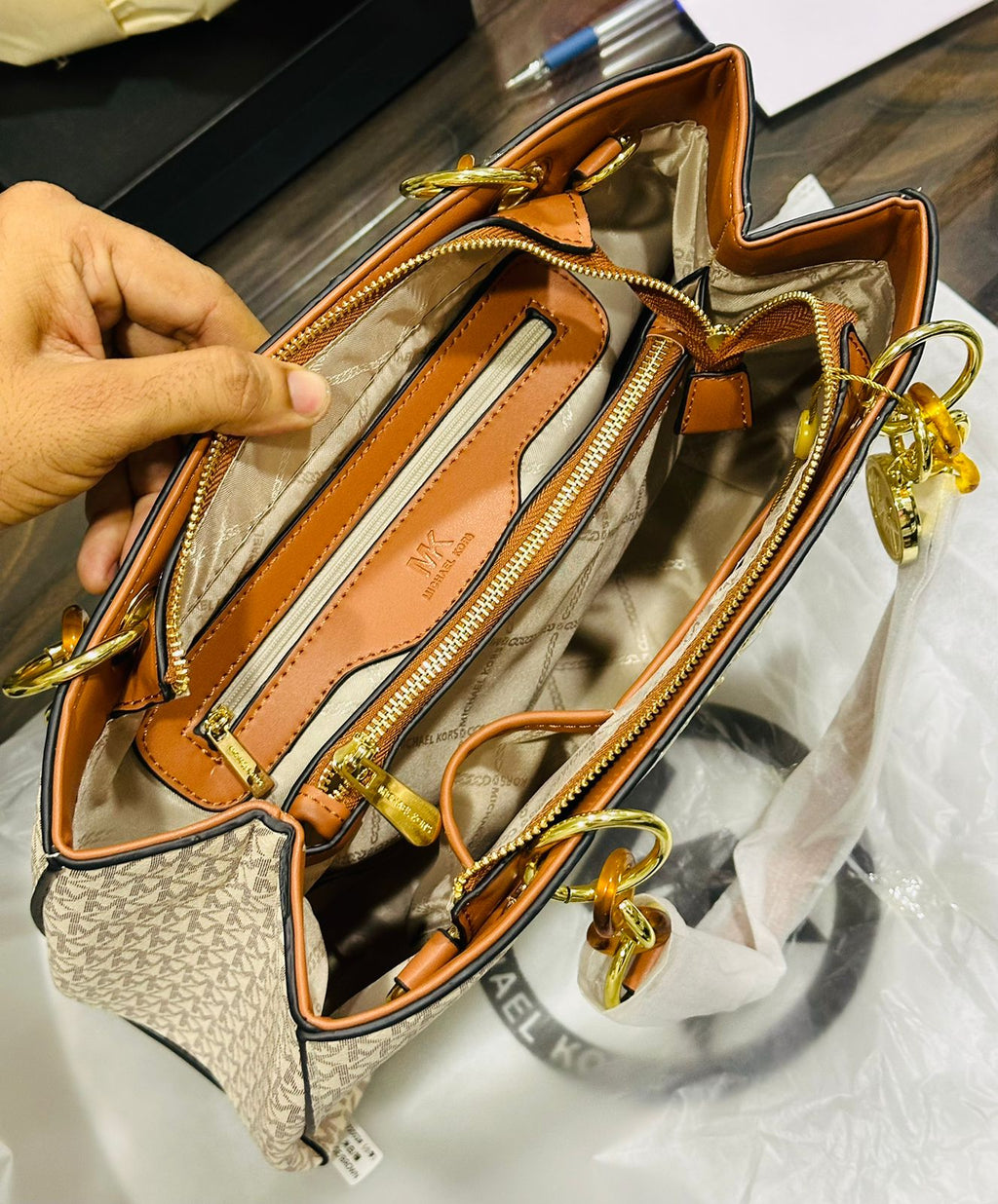 LAILA SIGNATURE TOTE BAG