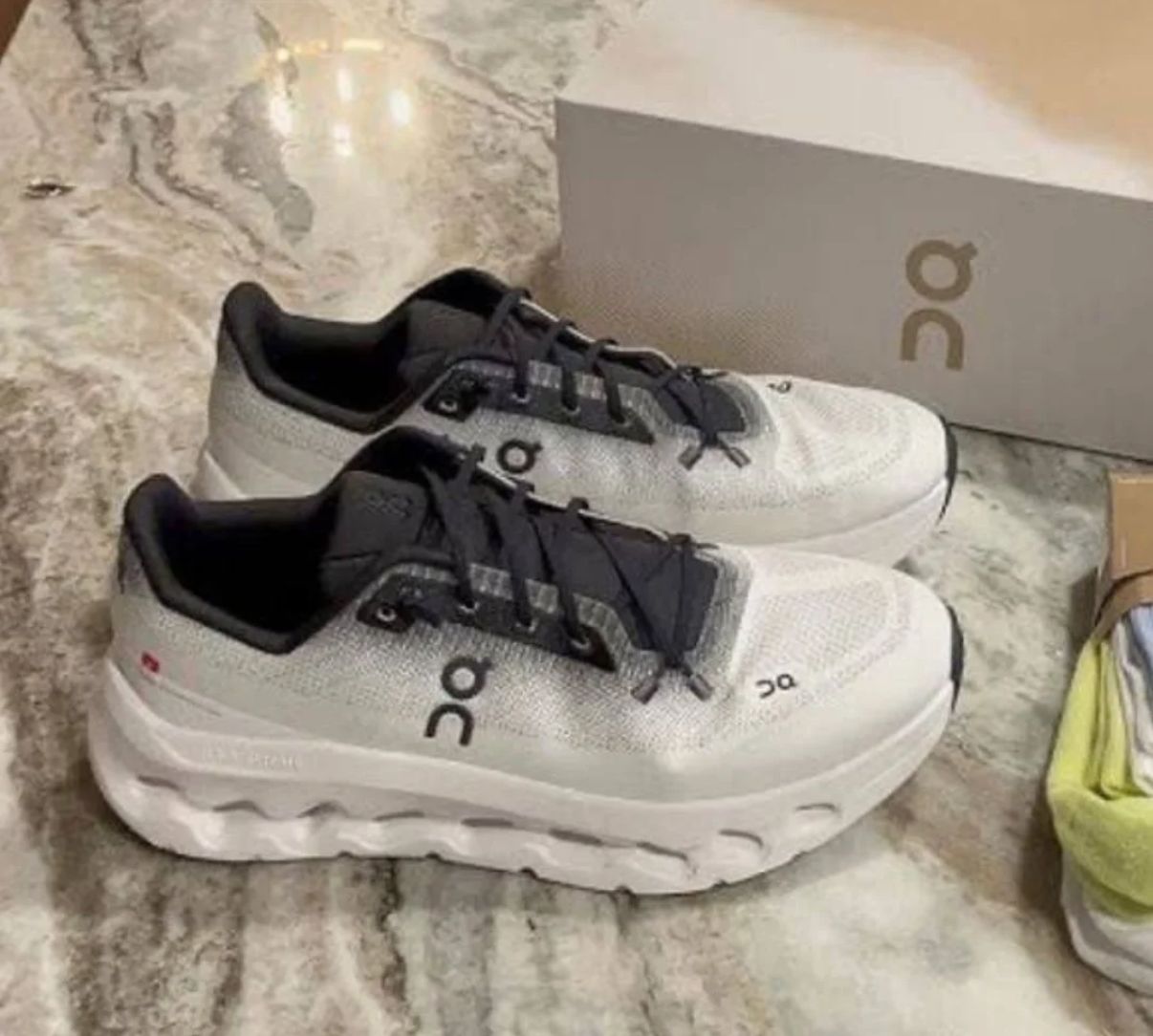 Running cloudtilt black white