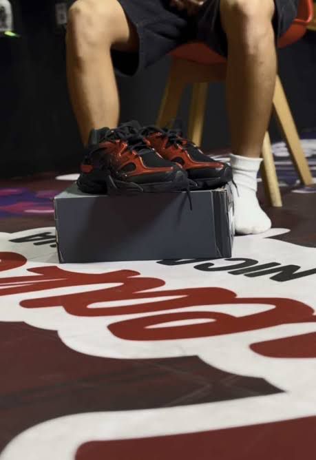 NB 9060 gradient red black