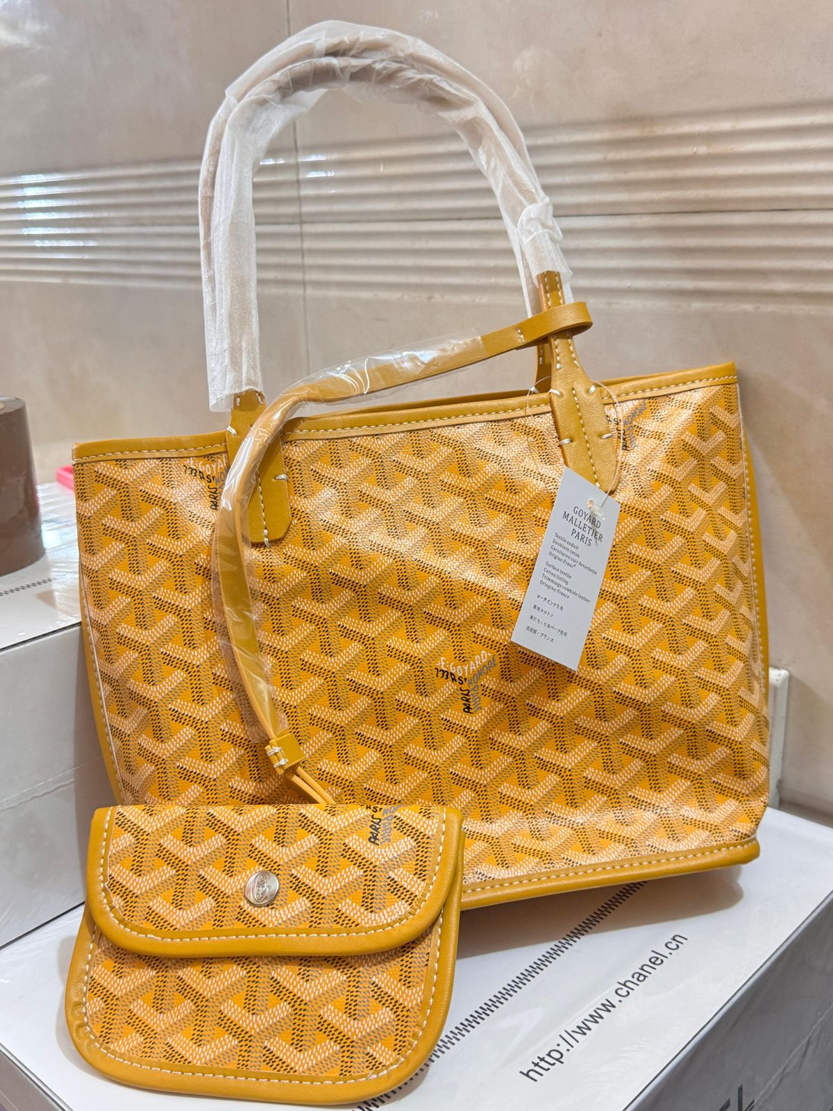 Small tote bag with pouch