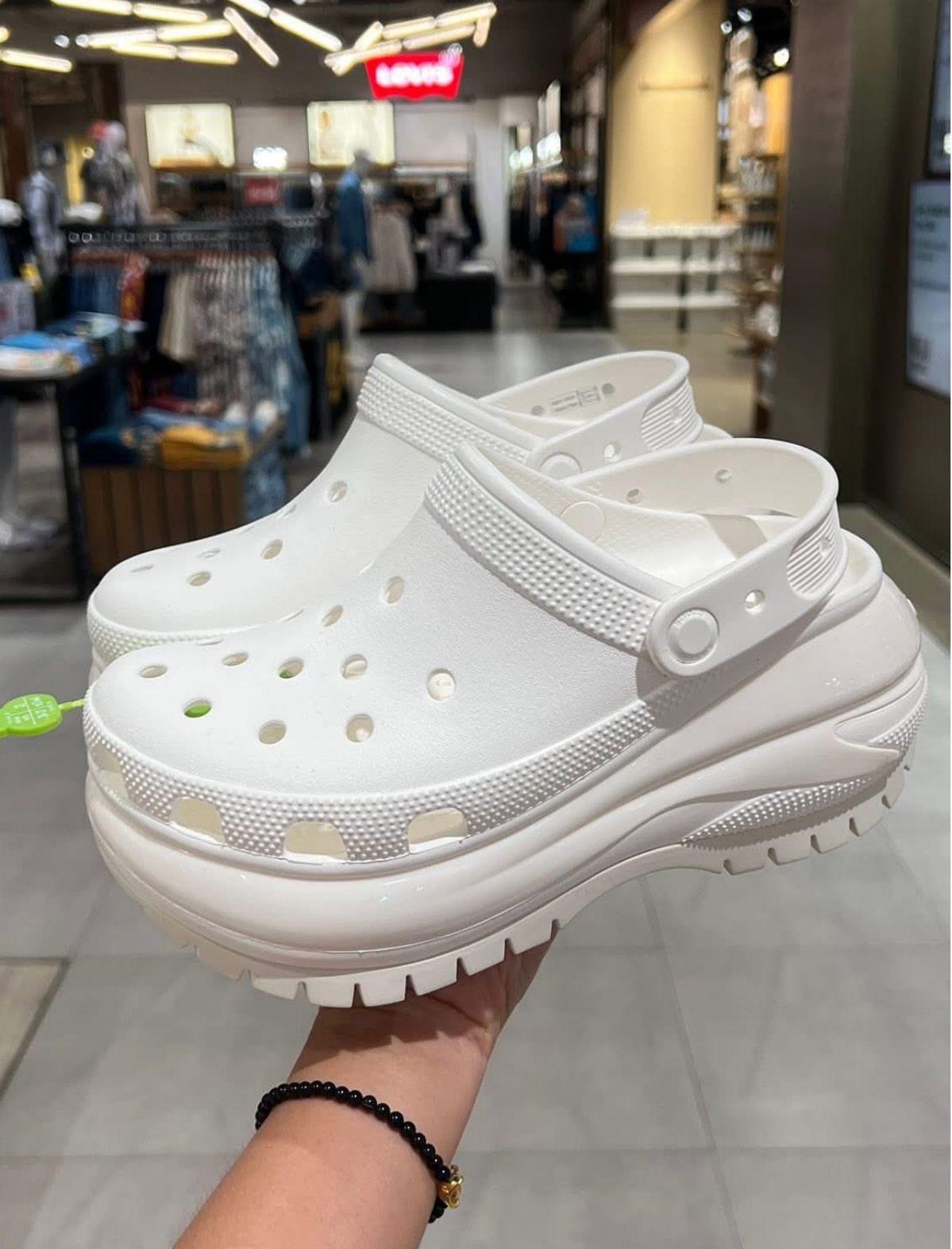 WMNS mega crush sandal for her