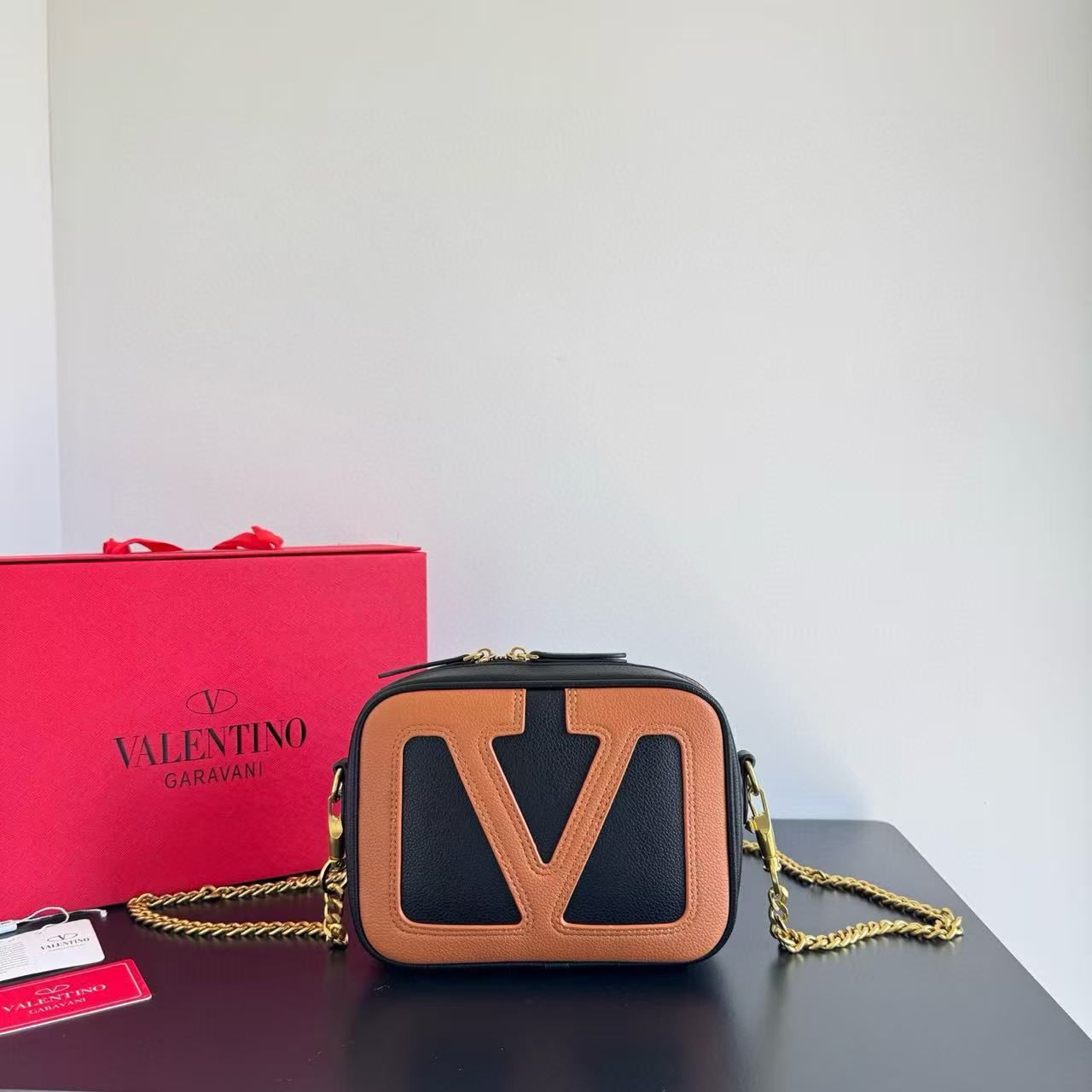 Viva superstar v logo sling bag