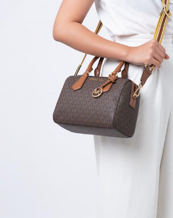 Boston brown with dust bag