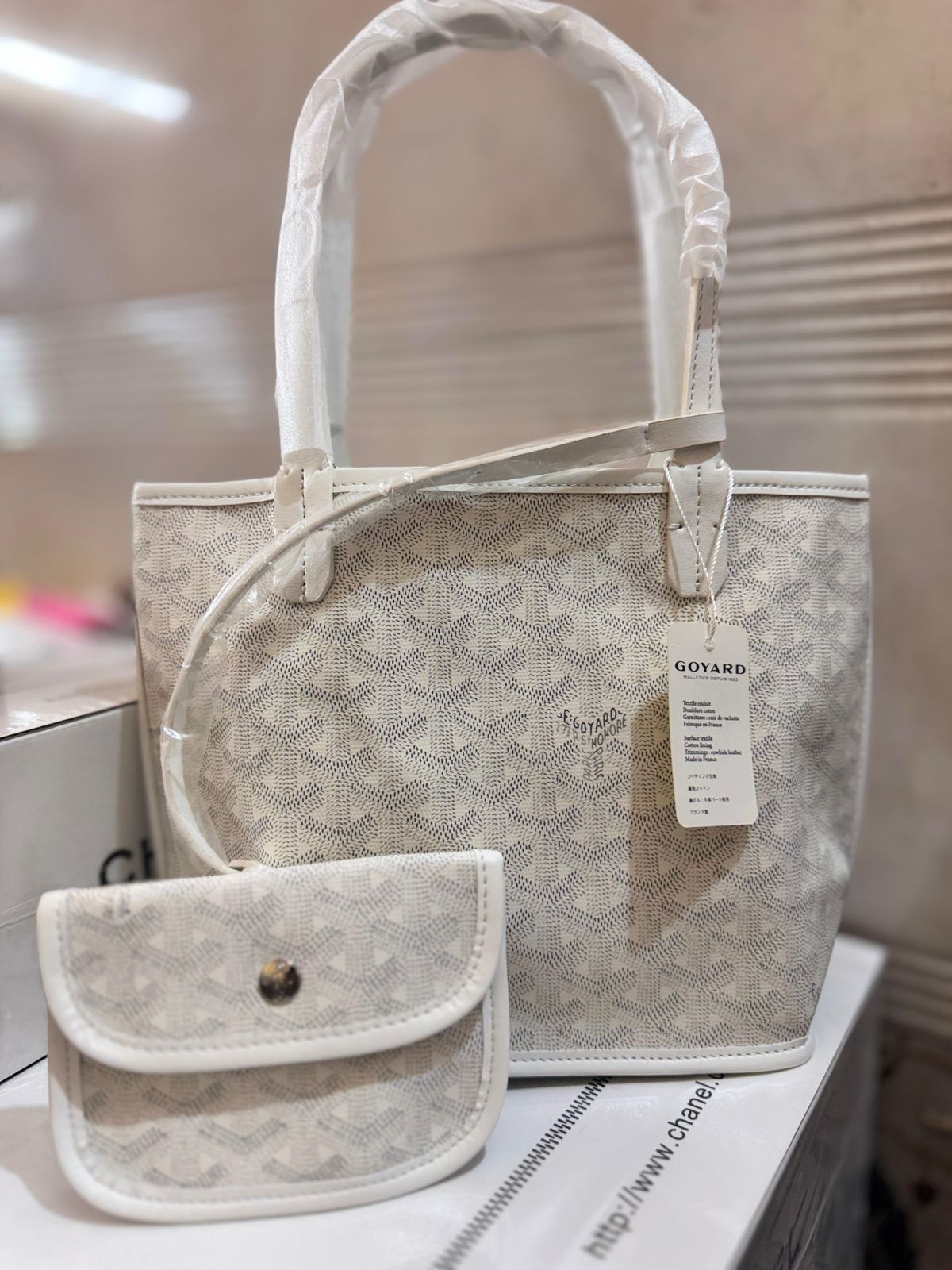 Small tote bag with pouch