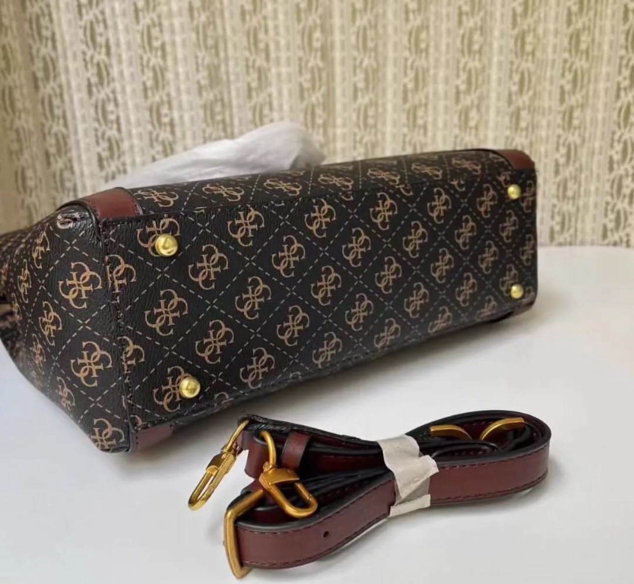 Classic medium tote bag